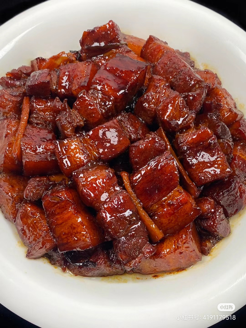 周末做红烧肉,分享一下 菜谱一:红烧肉  材料: - 500 克五花肉 - 2 根