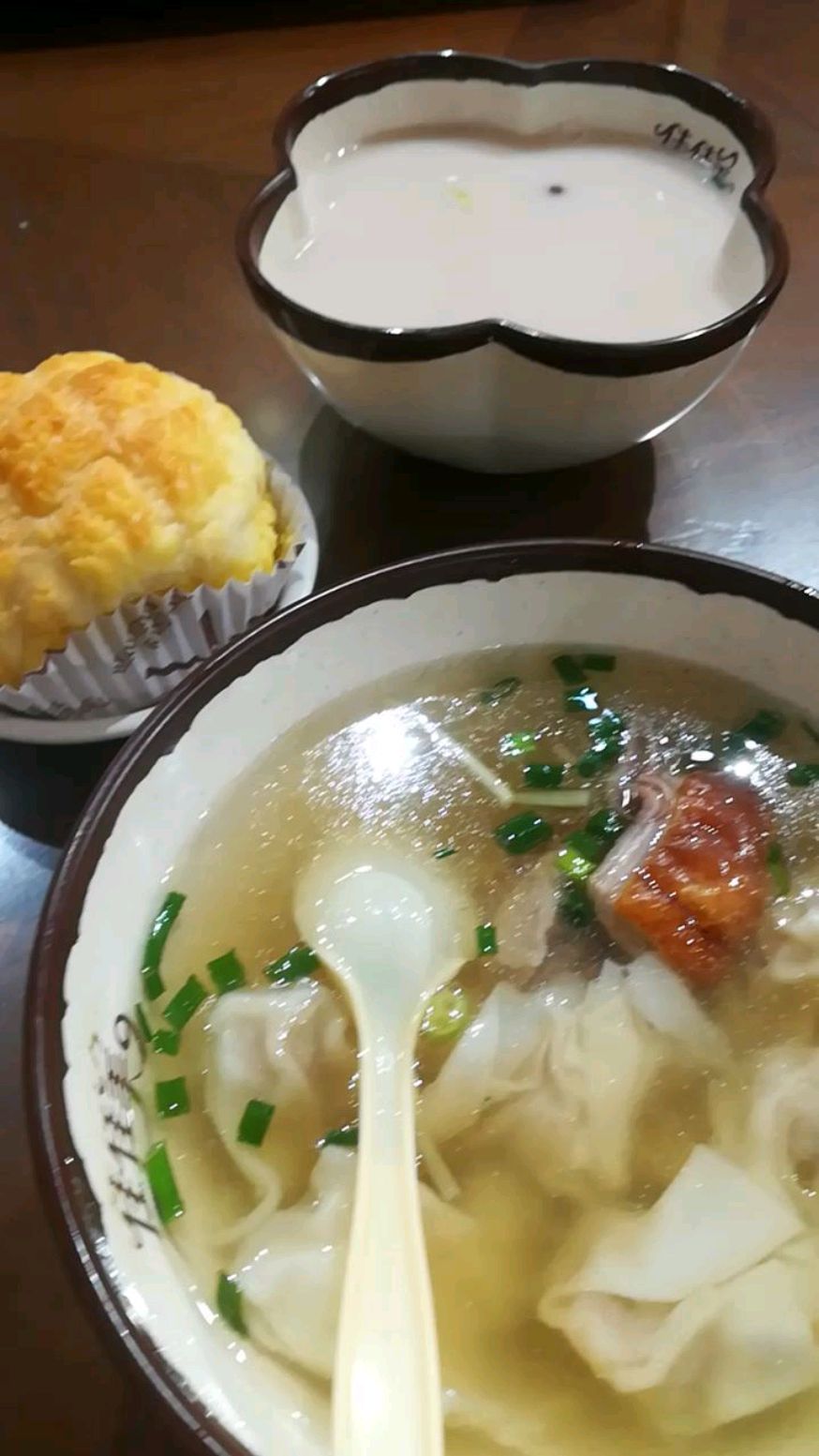 早餐来一碗鲜肉云吞,再来一个港式菠萝包,最后来一碗栗子红豆西米露,完美