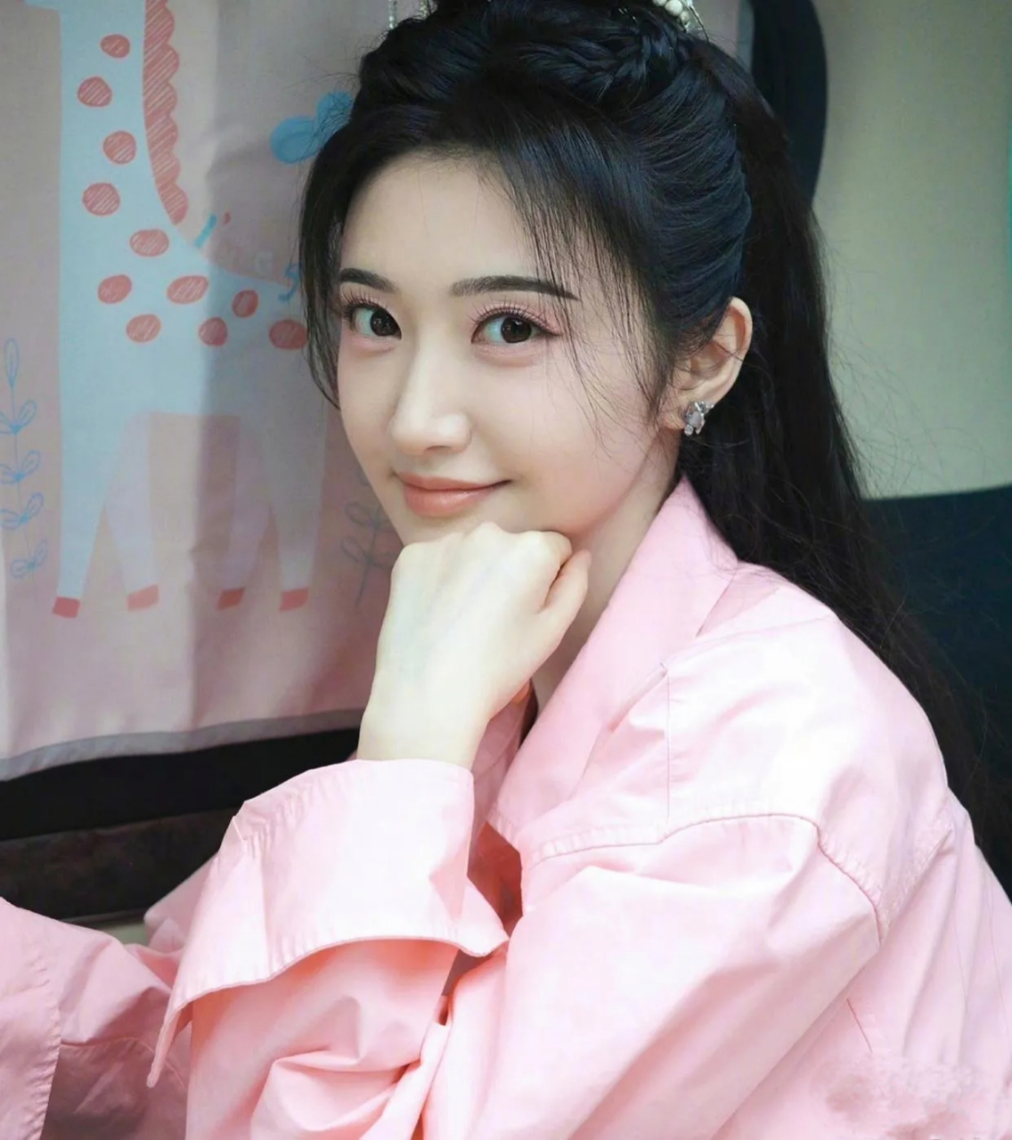 景甜身穿一件粉色长袖衬衫,造型甜美迷人.