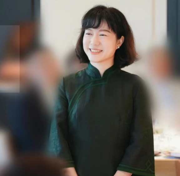 翁帆独自日本游玩,写诗曝杨振宁现状,18亿遗产没有她的份