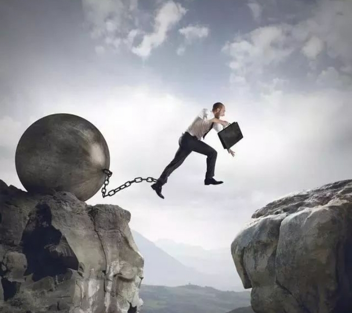 困境越陷越深 走不出便是险境 逆境越走越险 跨不过便是绝境