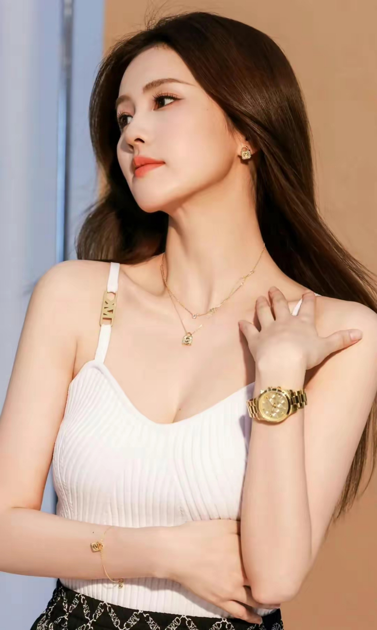 网友:白鹿白色吊带造型,展现完美身材,有种清纯学姐的感觉