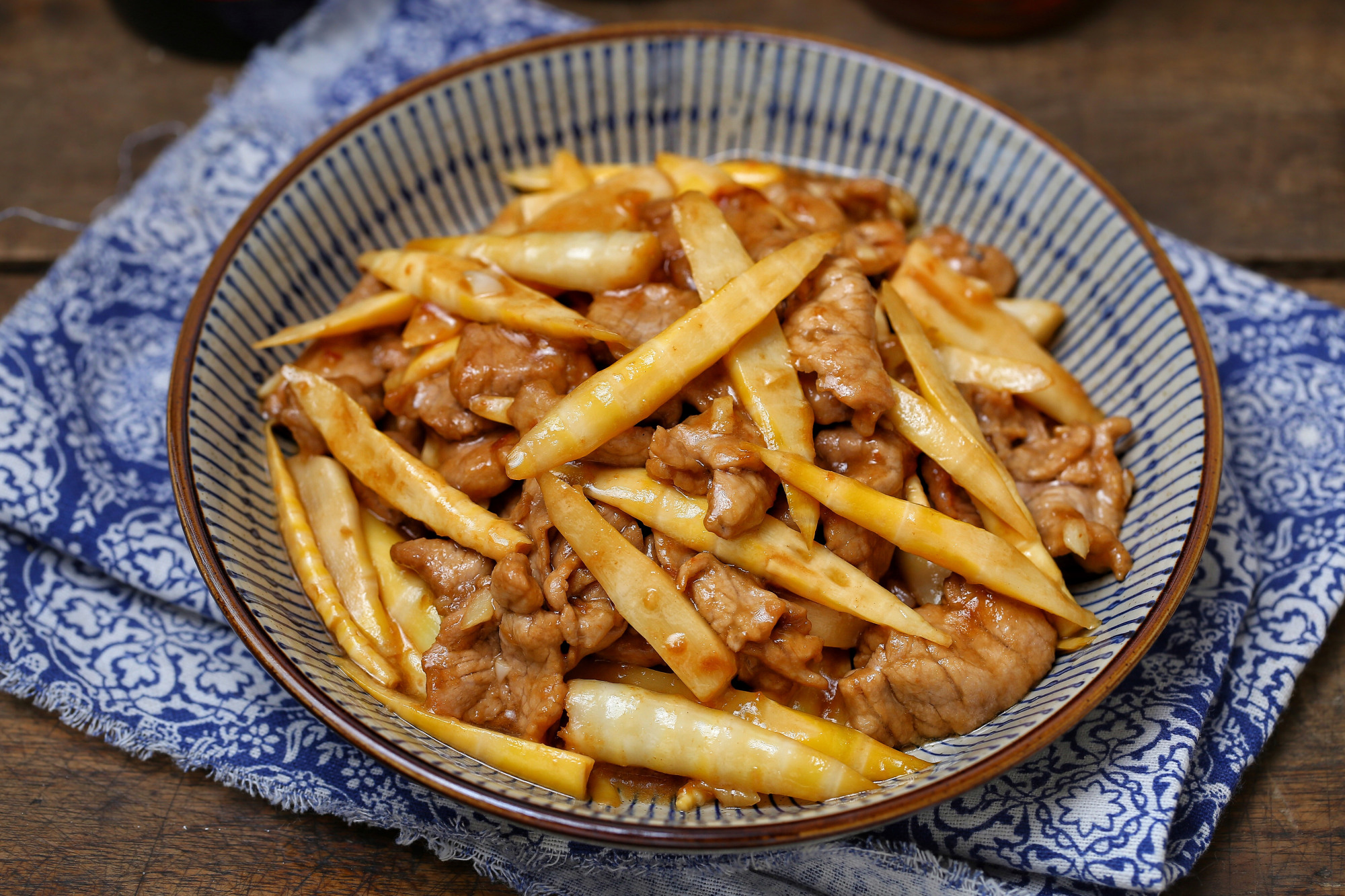 一道脆嫩鲜美,营养下饭的蚝油箭笋小炒肉就做好了,配米饭味道好极了