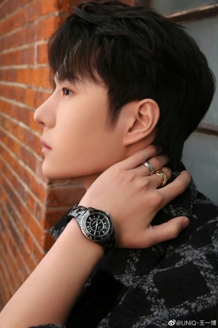 王一博被扔东西# 爱豆王一博走上座驾,当保镖准备关车门的时候,被