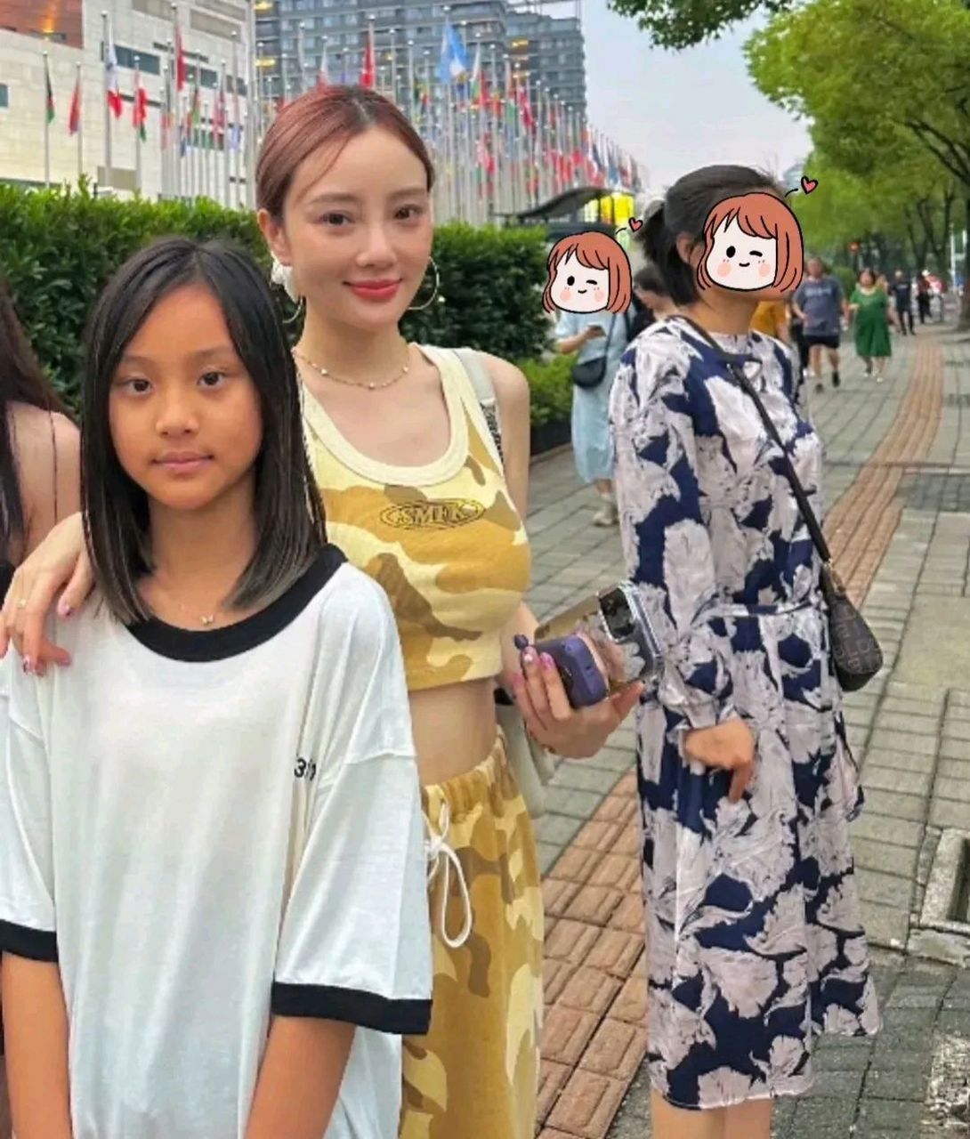 67李小璐43岁了,皮肤白嫩,脸上几乎看不到皱纹.