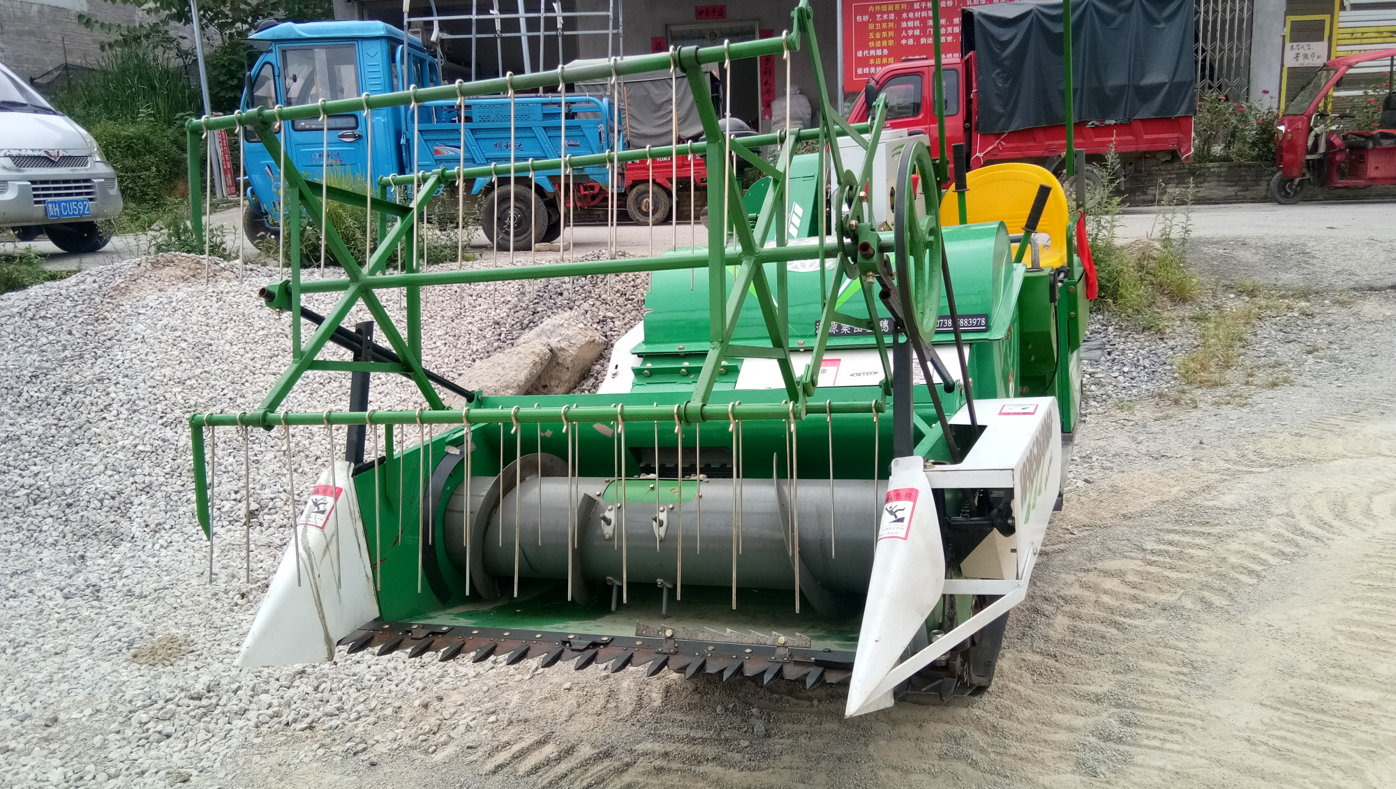 亩120块,毛利润12000,除去油钱1000块,师傅工资100块,机器维修磨损200