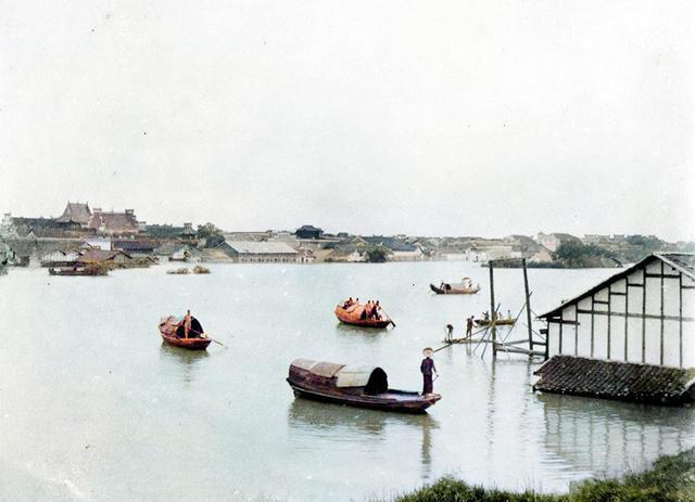 民国老照片的湖南湘潭江边,有龙舟比赛,也有洪水肆虐!