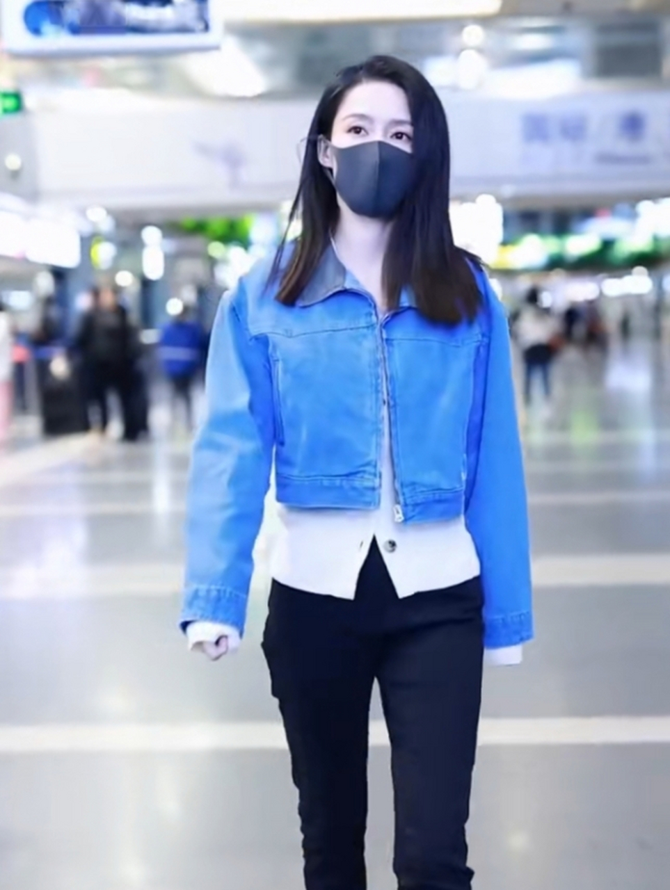 李沁身穿短款蓝色牛仔外套,真的好清新,青春时尚有活力
