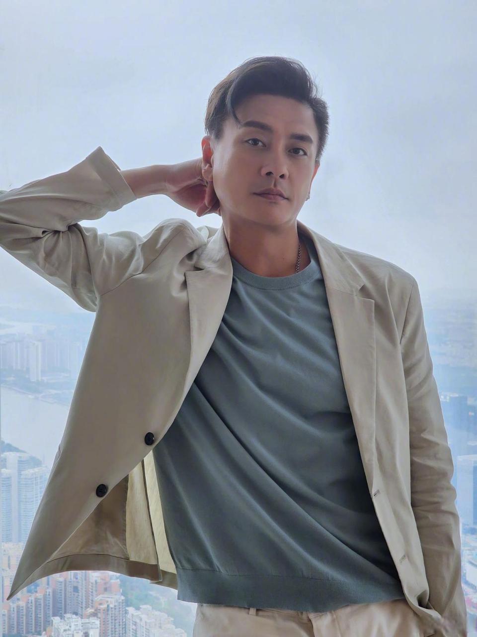 黄宗泽# #痞帅# 站在105楼当然要拍个照啦!