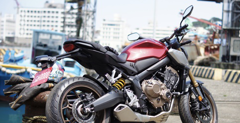 有一个进气口,通向空气过滤器,正如官方文件中所说,cbr650r上印有ram