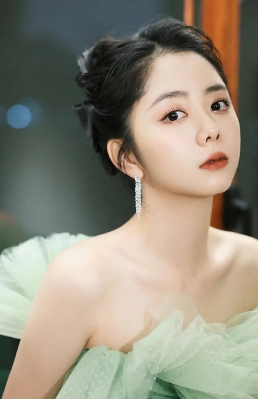 松韵穿这套绿色连衣裙,真的好适合她,特别的美. #谭松韵