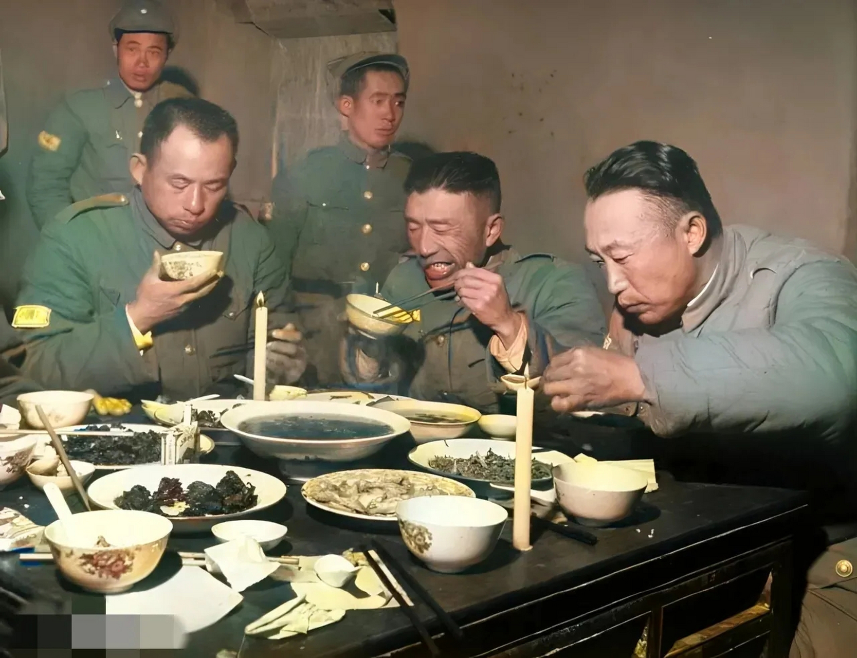 这是在1948年的淮海战役中,国民党大员正在用餐的画面