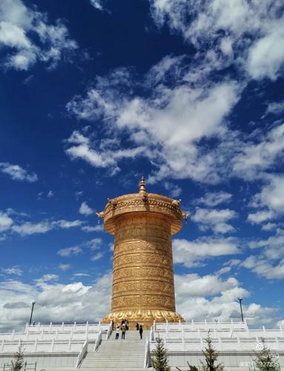 甘南玛曲娘玛寺大藏经转经筒,高约50米,重量约300吨,转经筒筒身部分为