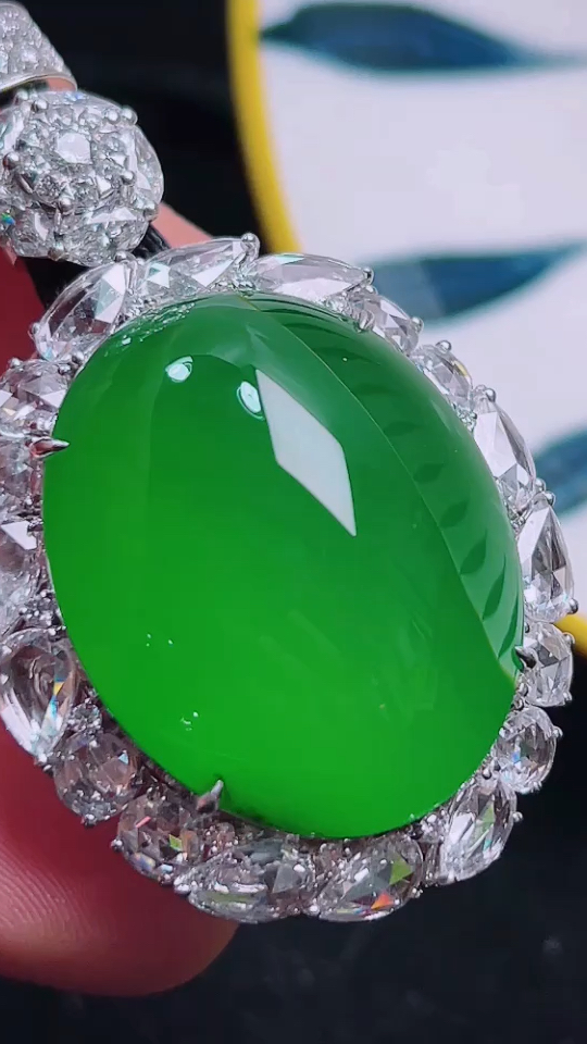 冰浓绿盛装鸽子蛋满色翡翠吊坠,色泽鲜艳,精工细作
