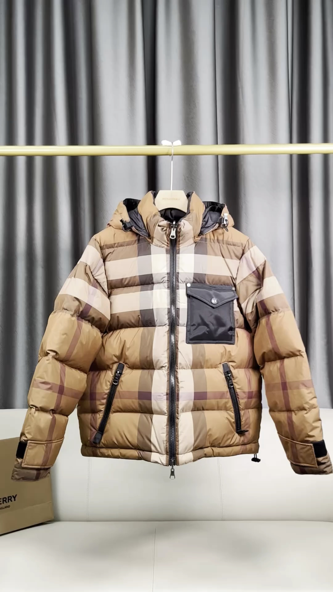 巴宝莉羽绒服经典格子图案设计永不过时-度小视