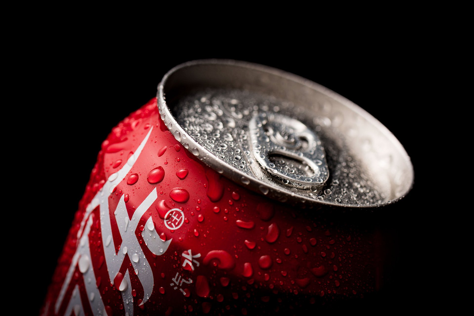 答案是不可以的,可乐属于刺激兴奋性饮料,中枢神经系统,造成神经