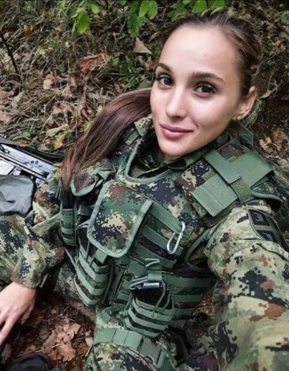 乌克兰女兵太可惜了,花一样的年纪,本该享受青春快乐.