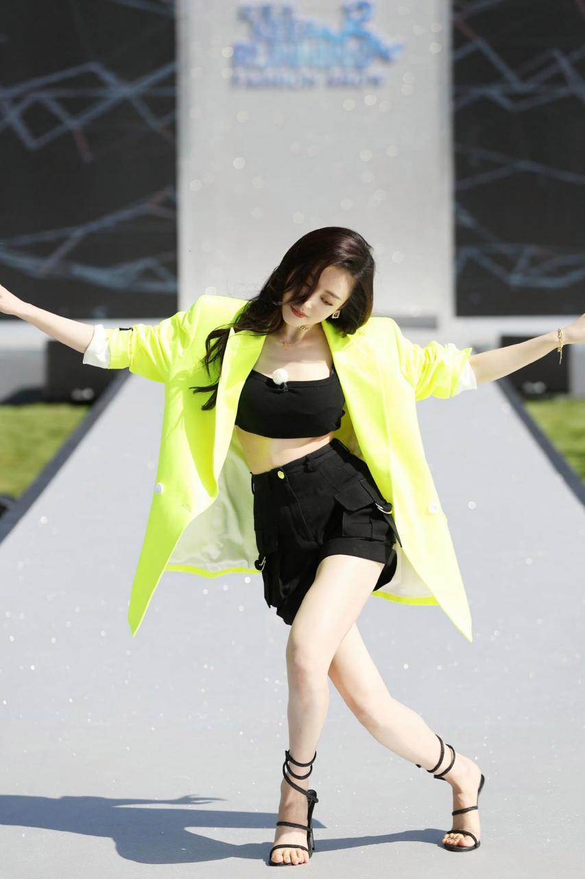 张天爱  光脚丫 走秀!  #张天爱