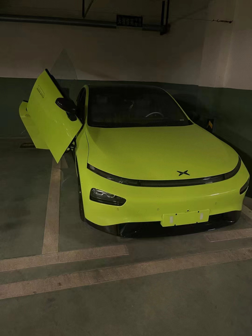 小鹏p7鹏翼版,剪刀门很拉风,这个颜色有点耀眼.