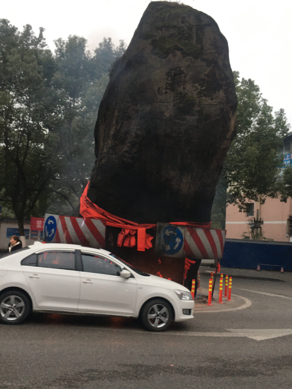 从来无人敢动它 这块石头名叫青龙石,位于重庆市万州区枇杷坪境内