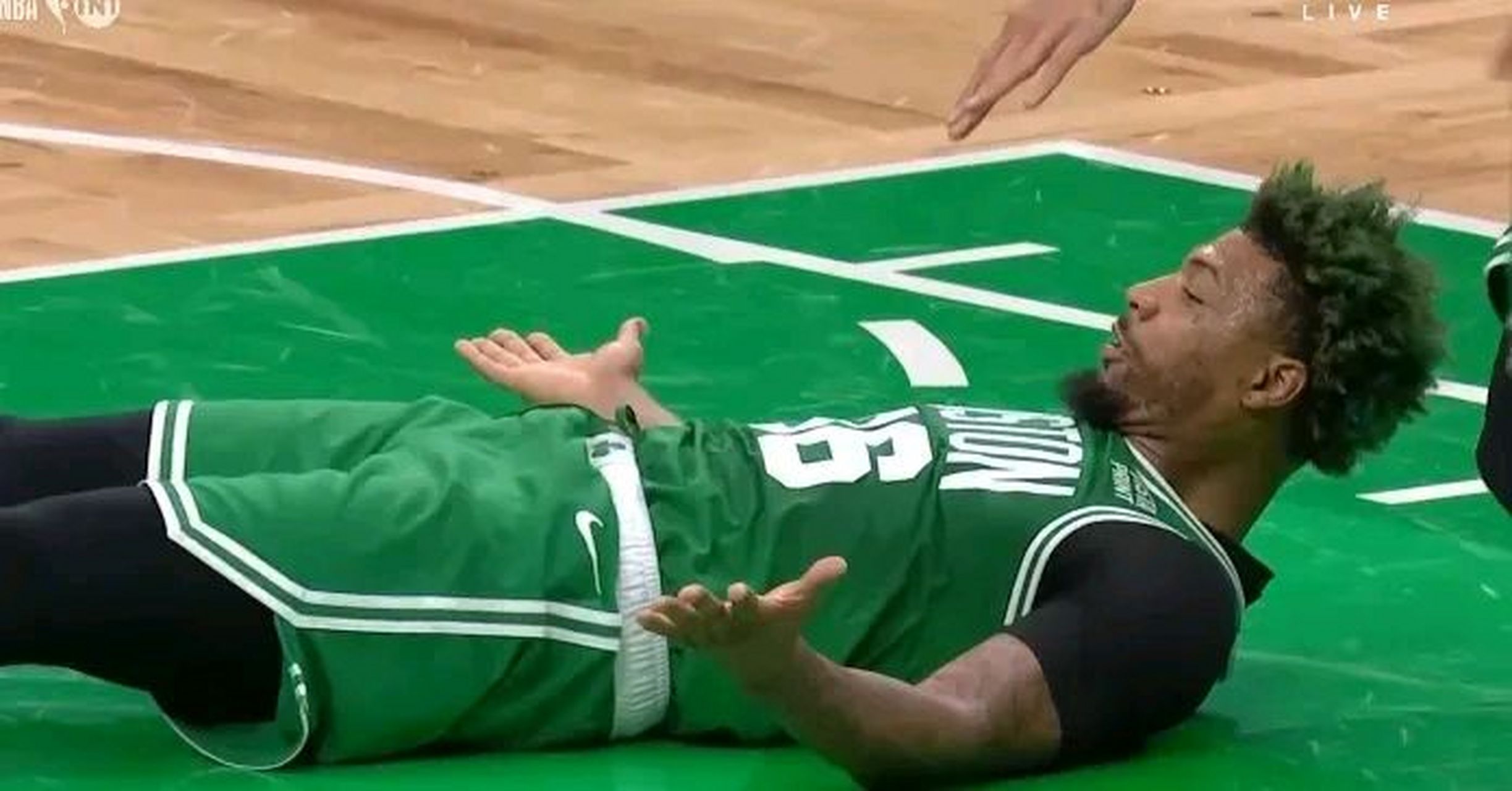 1,假摔将会吃到非违体技术犯规,执行一次罚球并转换球权;  2,如果