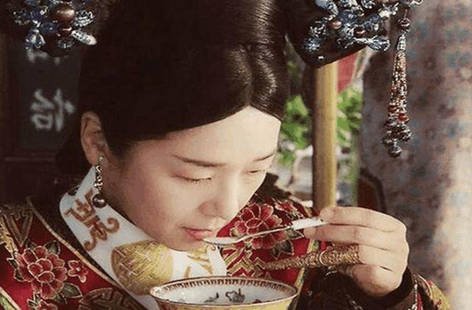 有一天,慈禧太后正在进餐,突然指着身旁的宫女秋雯说道:"将她拉出去