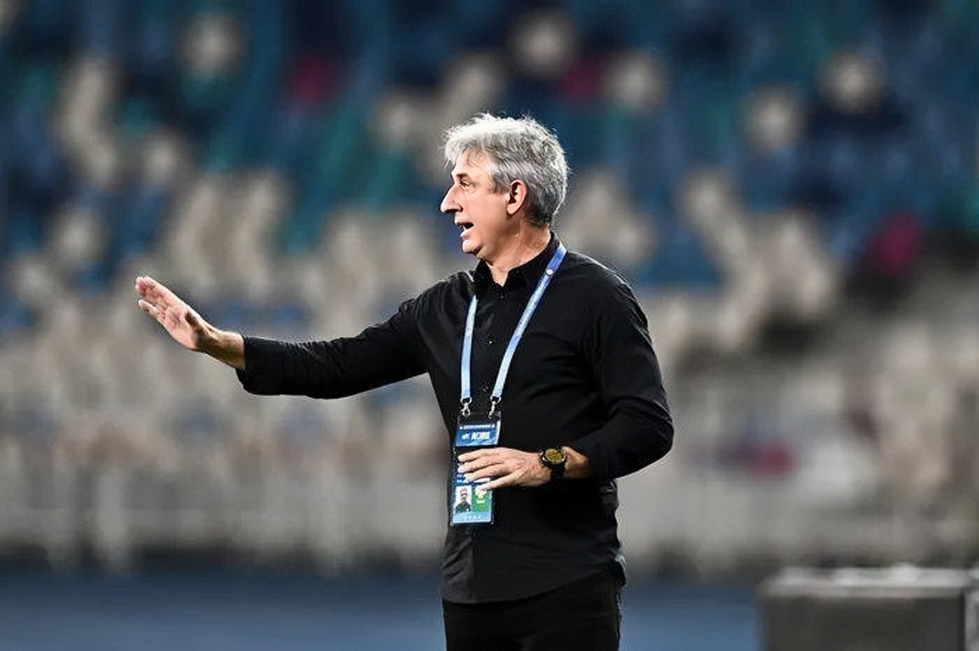 浙江队主教练乔迪与队员王东升荣获百场纪念球衣:辉煌征程的见证