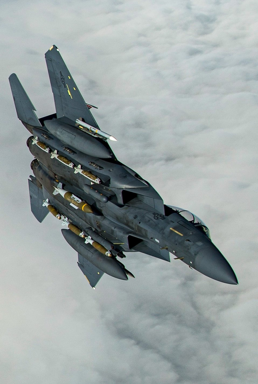 战机欣赏:美国空军 f-15e"攻击鹰"战斗机,该机由f-15d双座型发展而来
