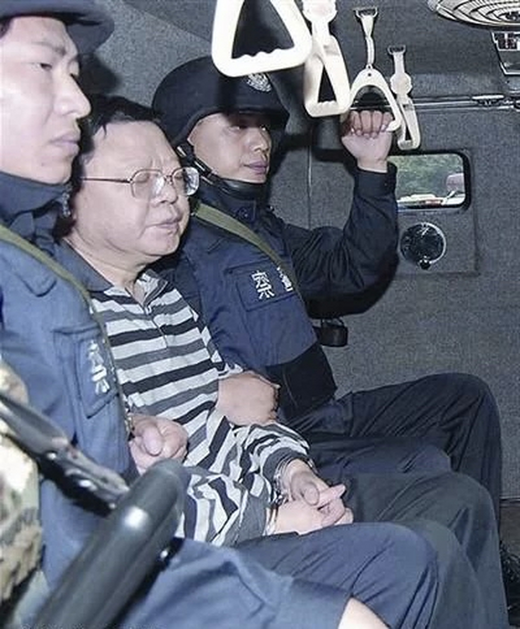 2010年7月7日,55岁的文强被押赴刑场执行注射死刑.