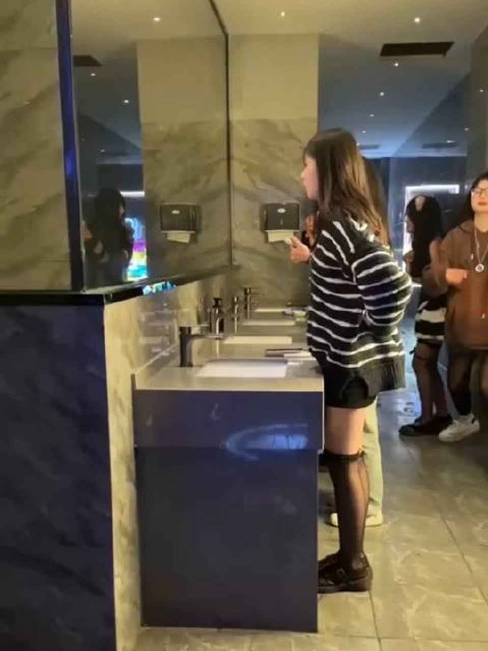 曝桂林一酒吧厕所装双面镜,透过镜子可看见女厕所!