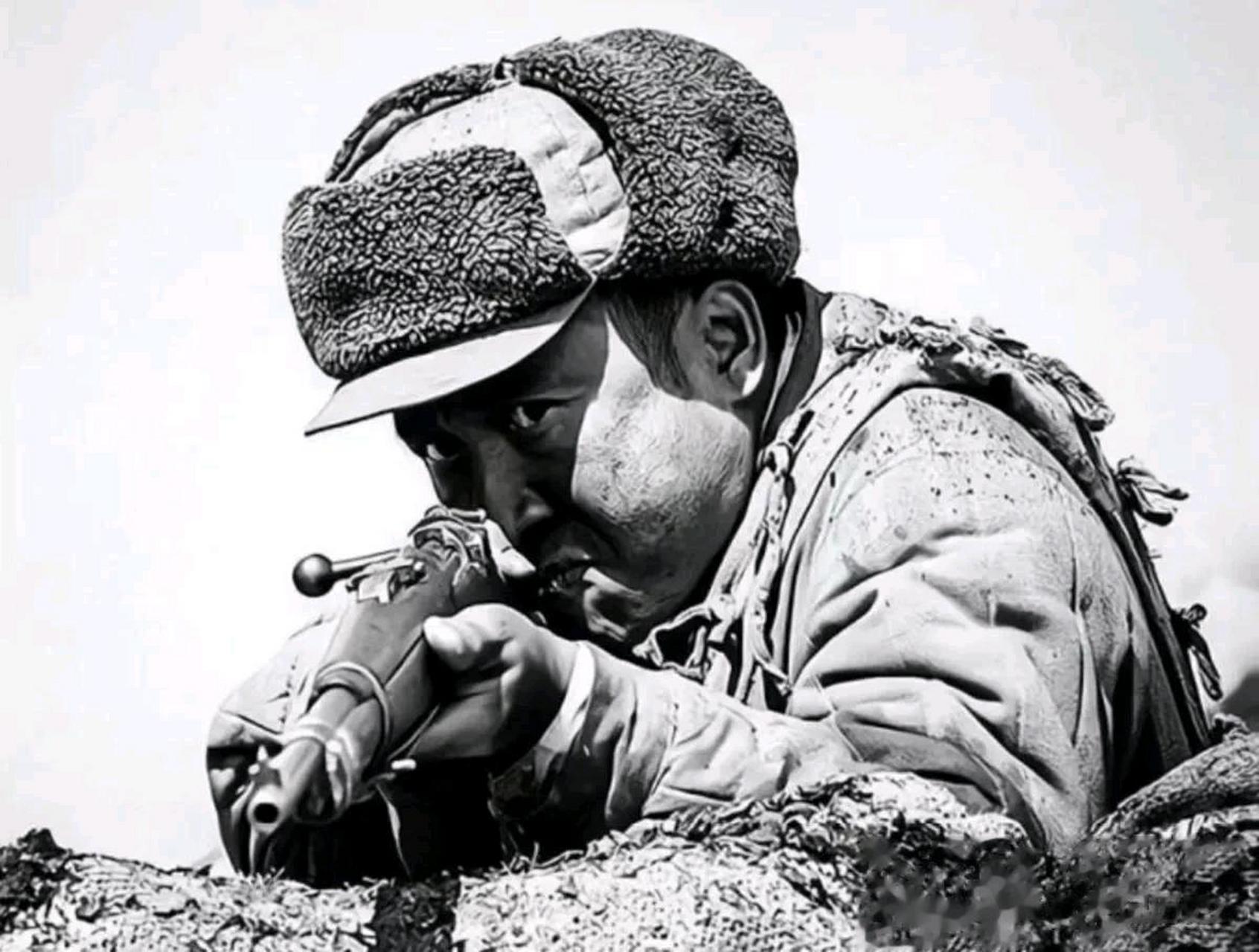 1952年,抗美援朝战争时期,一名美军裸着身子,赤条条地在我军阵地正