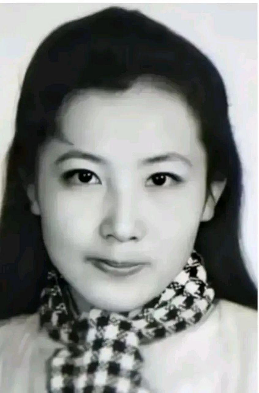 最美通缉犯谢丽萍潜逃24年被抓,在徐州的一个菜市场落网,她有一个很小