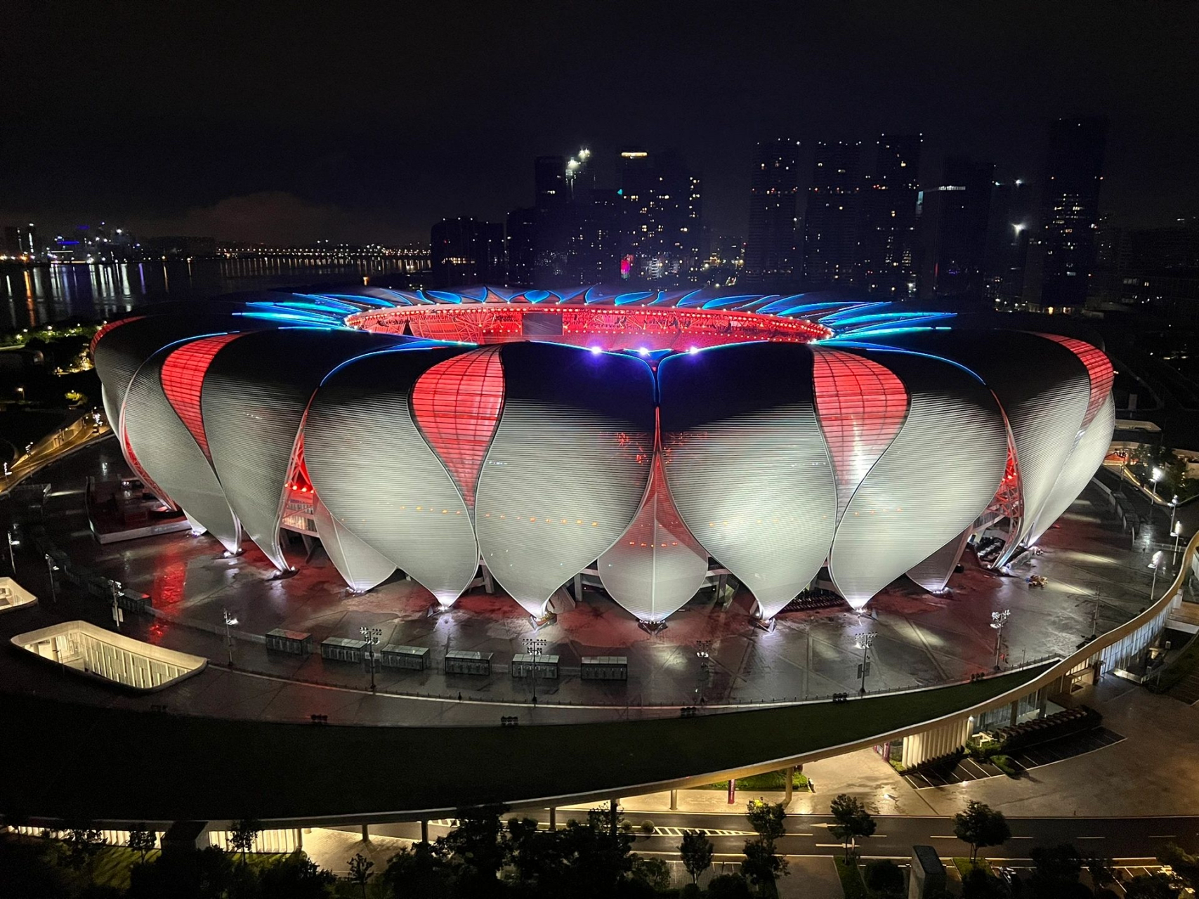 杭州亚运会主会场外观试灯,你喜欢哪一款?