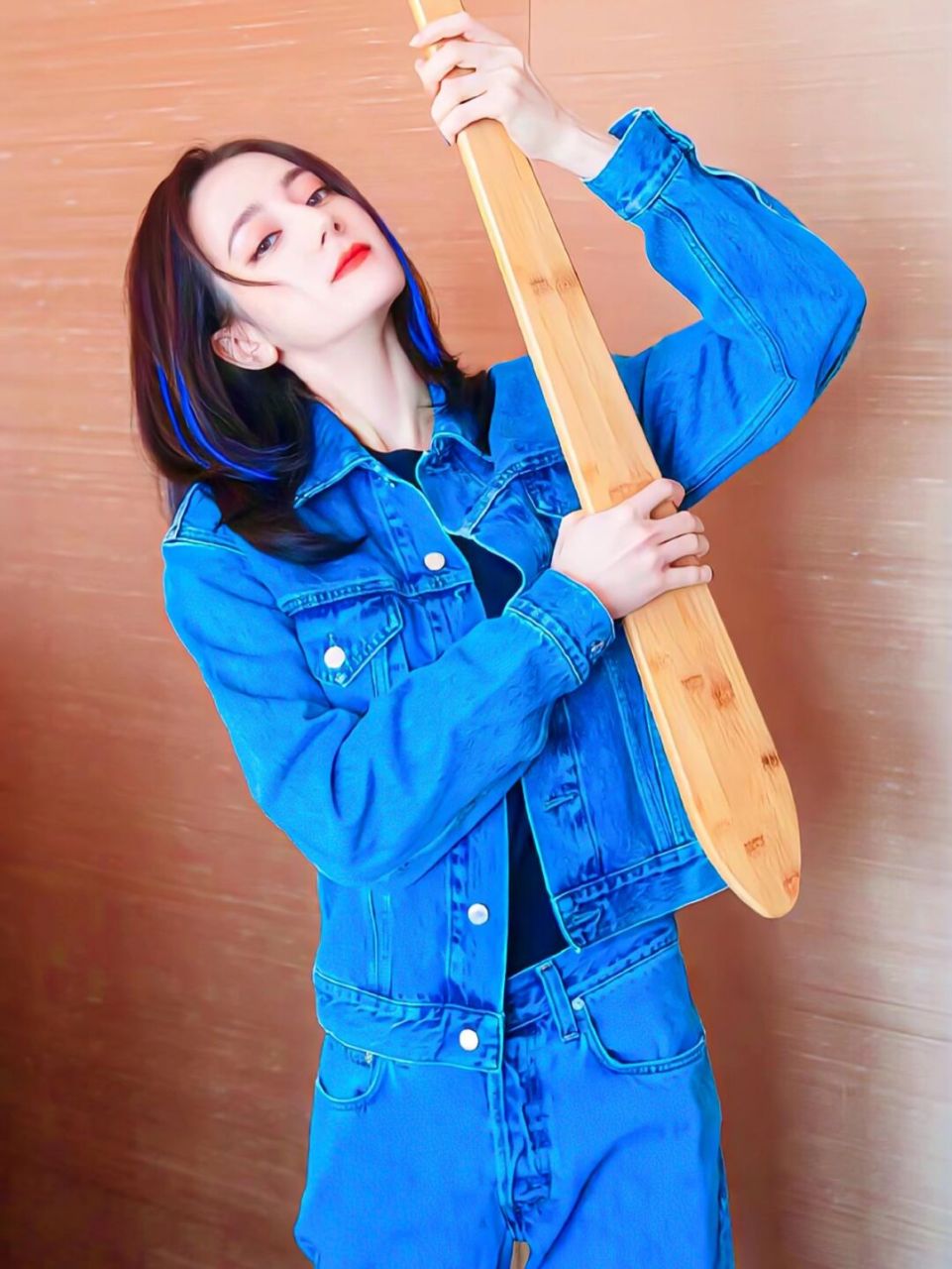 迪丽热巴又美到我了 樱兰的挑染发色再穿搭着一身牛仔套装,非常的俏皮