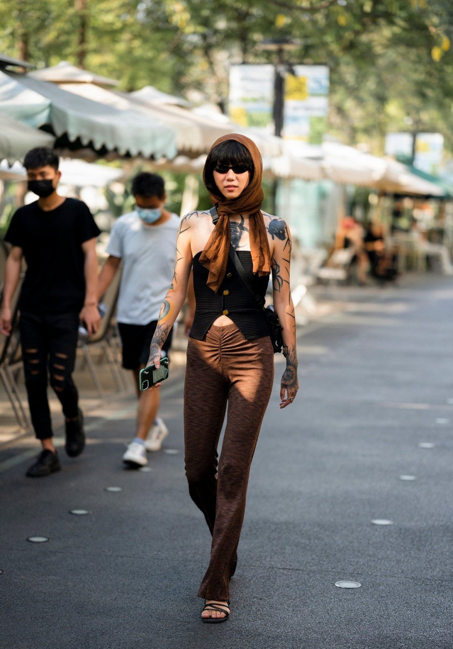 街拍——高温下的上海,成都的时尚人儿  40度的高温下,皮裙,围巾,皮