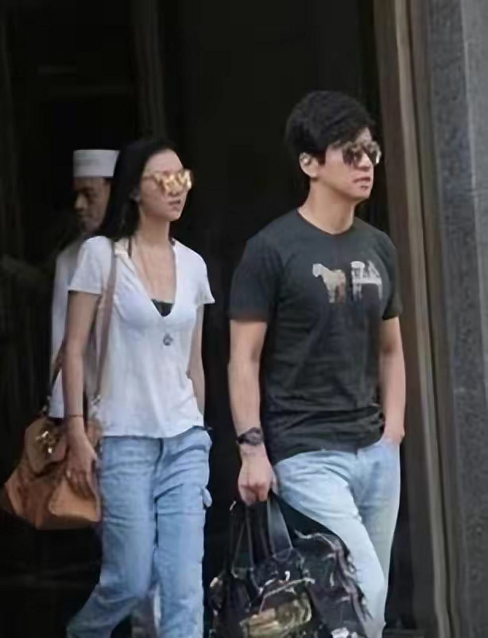 网友:李健和老婆孟小蓓同框,一袭白裙清丽又脱俗,郎才女貌天生一对