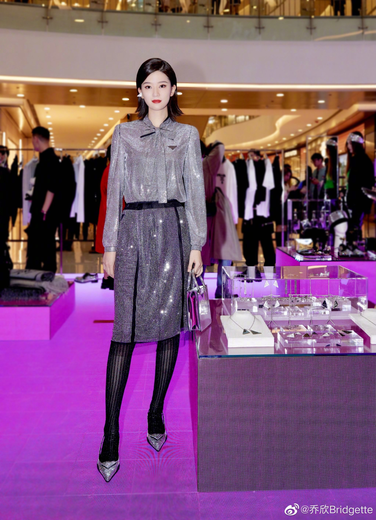 乔欣出席品牌活动,一身银灰亮片套裙,身材高挑,时尚俏丽