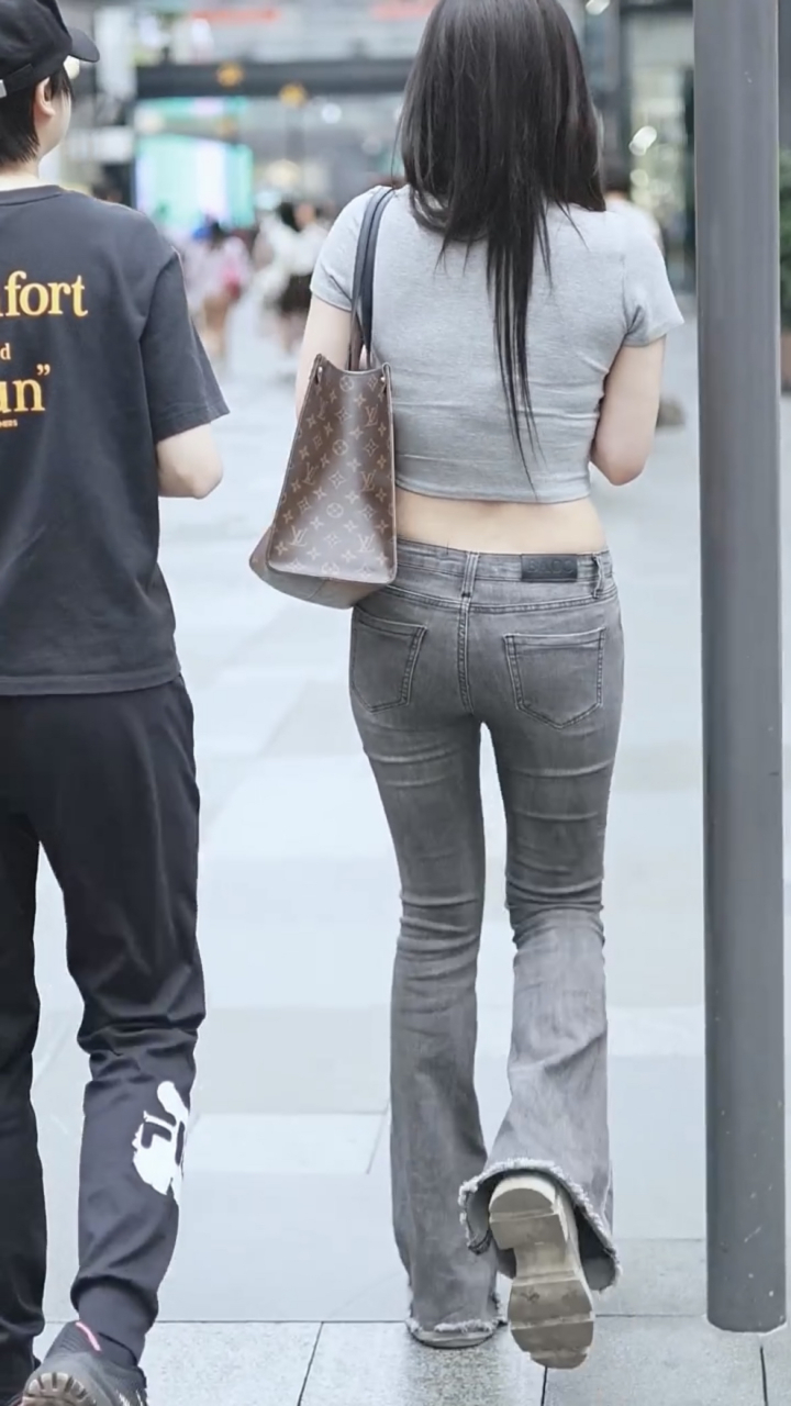 低腰牛仔裤,看出小姐姐有点微胖呀#遇见好身材#