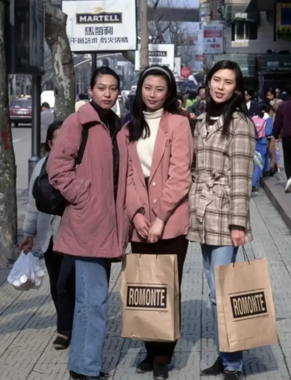 90年年代,三位穿着大方时尚的美女在街边留影,三人是关系亲密的闺蜜