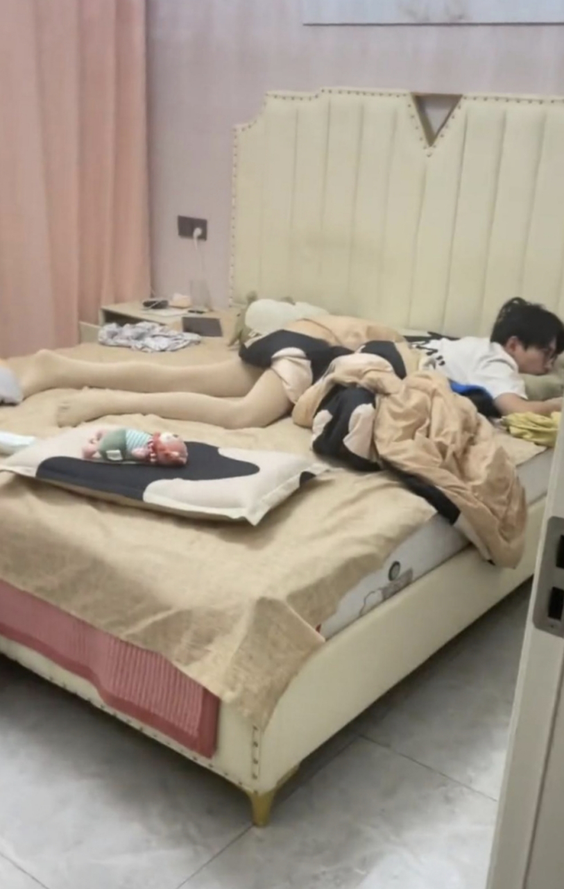 表哥的大长腿,为什么每次我打完球都喜欢睡在我床上啊,你们也有这样的