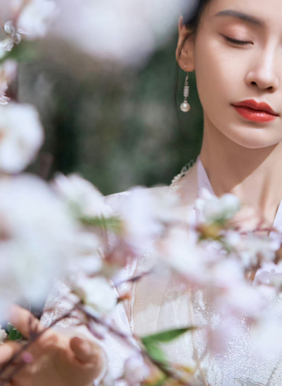 杨颖angelababy晒古装剧照,唯美的画面感让人很期待播出效果.
