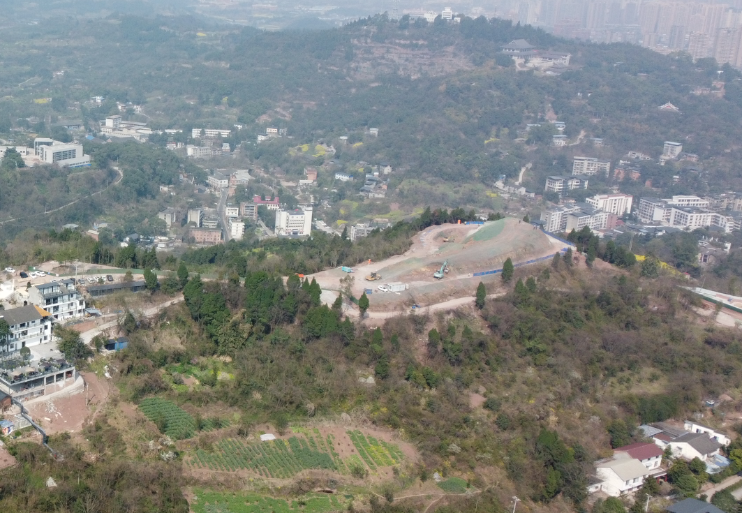 正在建设中的眉山市仁寿县翳嘶山,飞泉山观景平台和金马河景观