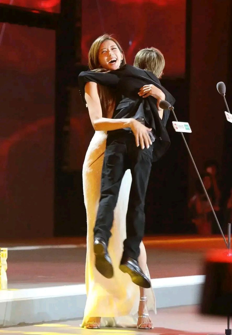 林志玲抱起郭敬明这一幕,看一次笑一次,伤害性不大,侮辱性极强.