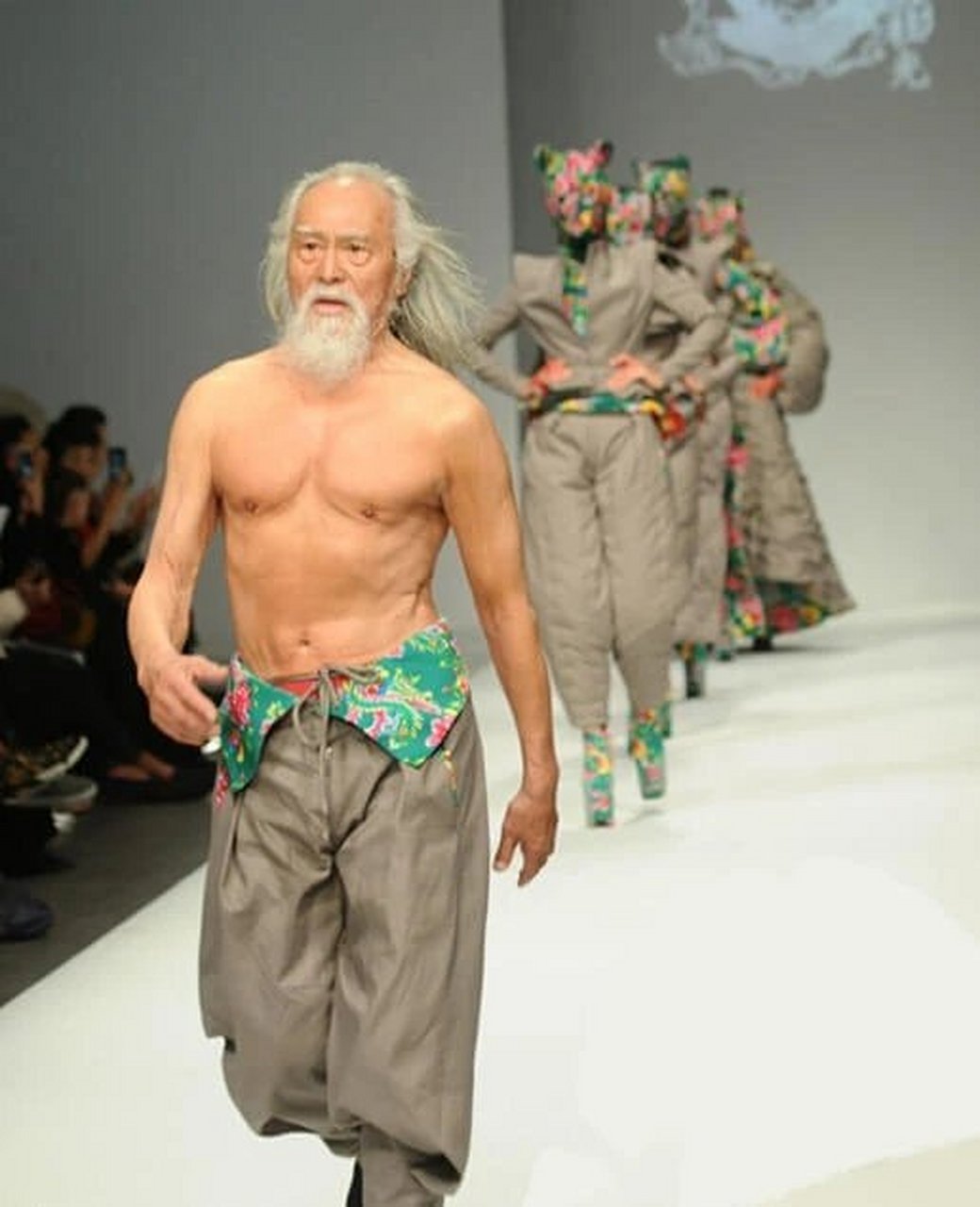 健身#  【85岁老人王德顺健身房压腿,希望练到90岁】日前,高龄健 