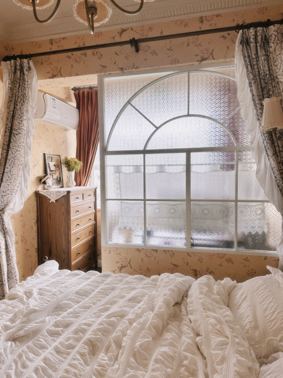 当我在老破小的卧室里加了一扇法式隔断窗 瞬间就变得不一样了98