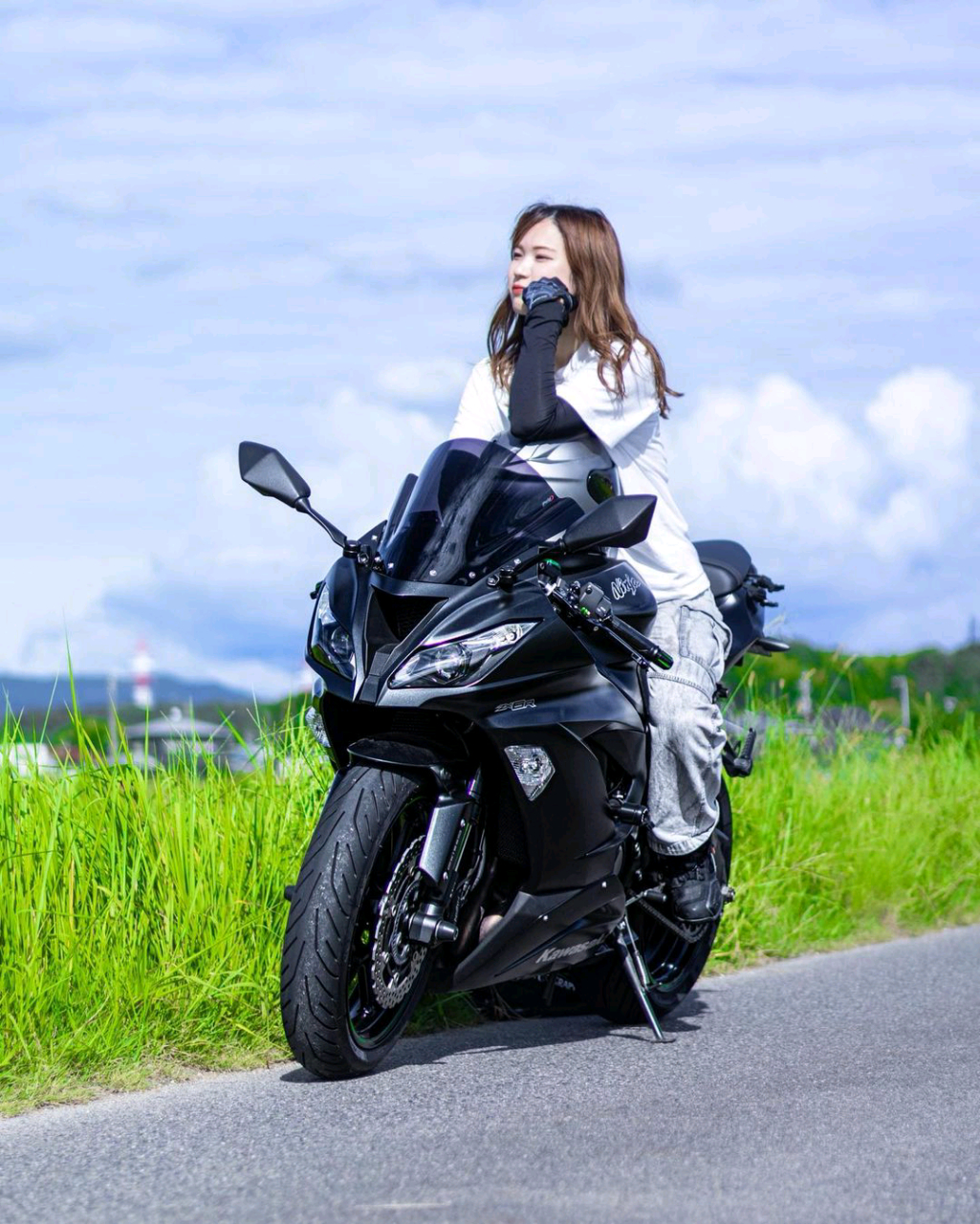 骑摩托车的小姐姐#摩托车# #百家新收益