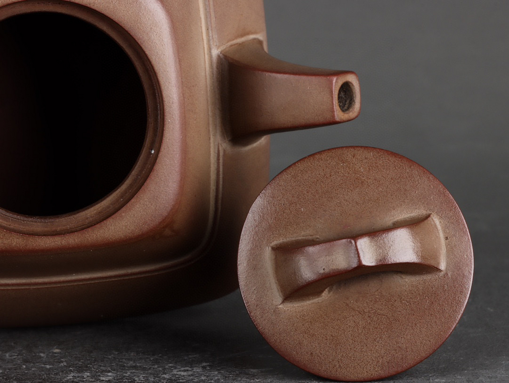 明  四方斗笠紫砂壶. 款识:沈君盛 明代 高 6×13.6cm