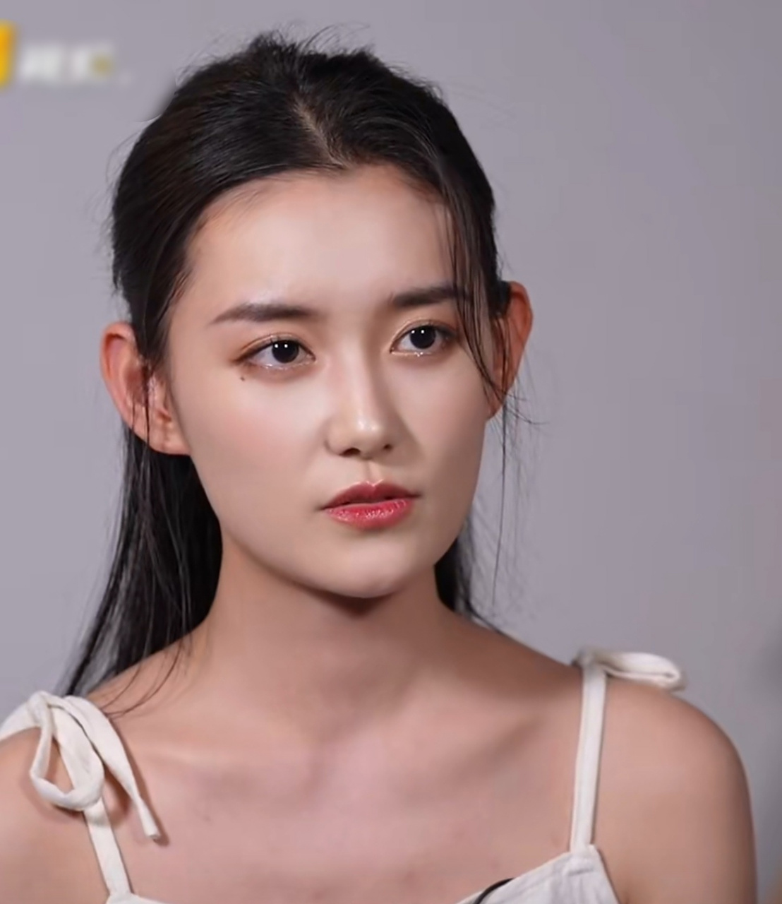 蒋依依参加访谈节目现场生图,她的气质相比同龄小花有点显老,整体美貌