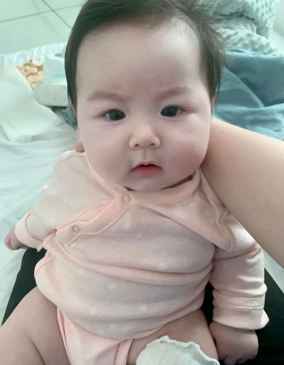 我同事老婆最近生了个男孩子,白白胖胖的,但全家就是高兴不起来.