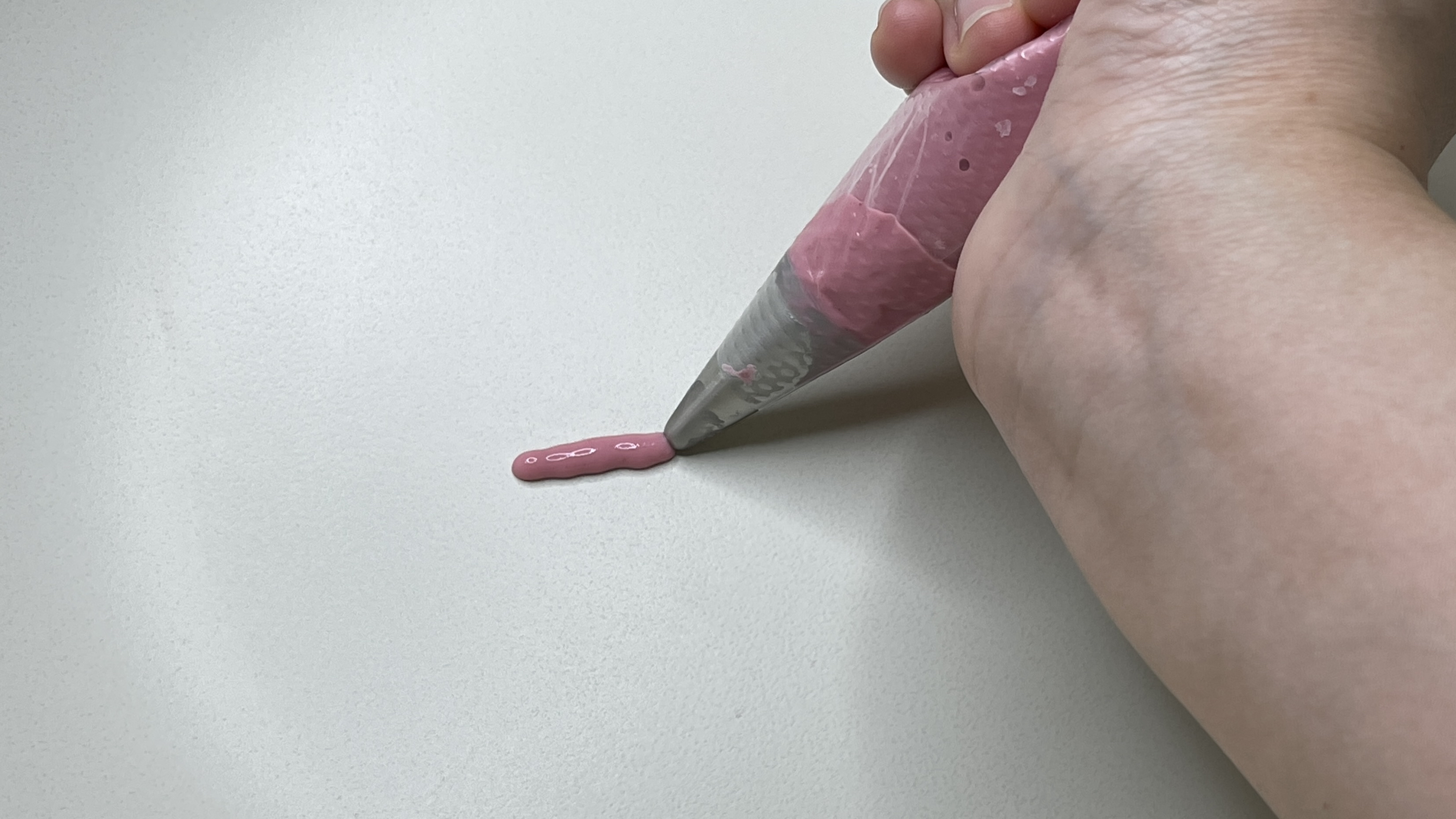 在锅上一边写字一边煎,不小心弄成了黑暗料理!